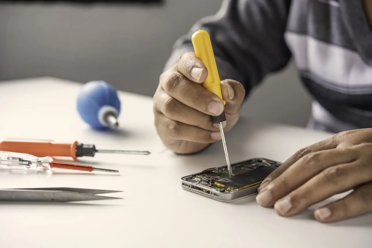 Building a Future with Your Bare Hands: The Wonders of Smartphone Repair Education 